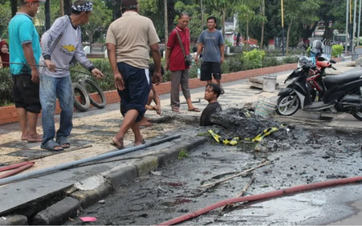Thumbnail Berita - Dinas Perdagangan Madiun dan PKL Gelar Kerja Bakti Rutin, Alun-alun Dibersihkan Setiap Senin