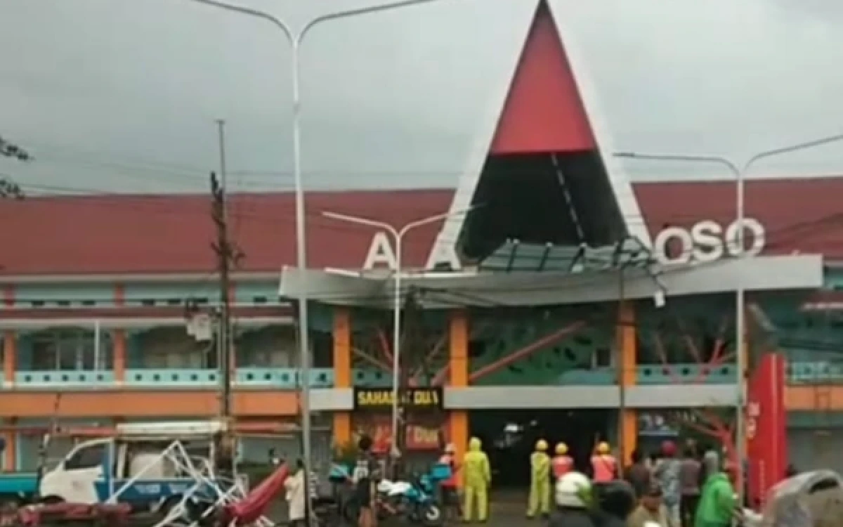 Thumbnail Berita - Pasar Ploso Jombang Jadi Sorotan Publik, Kanopi Ambrol Lagi di Tengah Proses Audit BPK