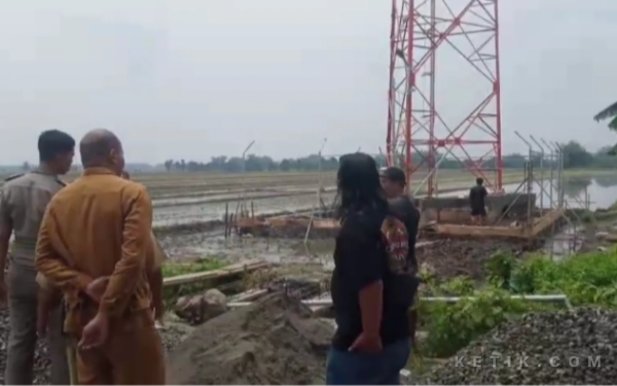Thumbnail Berita - Pembangunan Tower Ilegal di Sumobito Jombang Dihentikan Petugas Satpol PP, Ini Penyebabnya