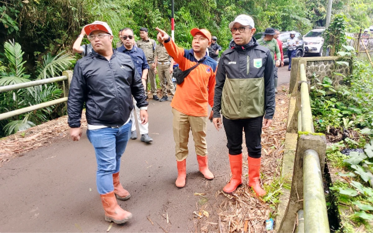 Thumbnail Berita - Susur Sungai Usai Banjir Bumiaji, Wali Kota Batu Cak Nur Temukan Pemicu di Kawasan Hulu