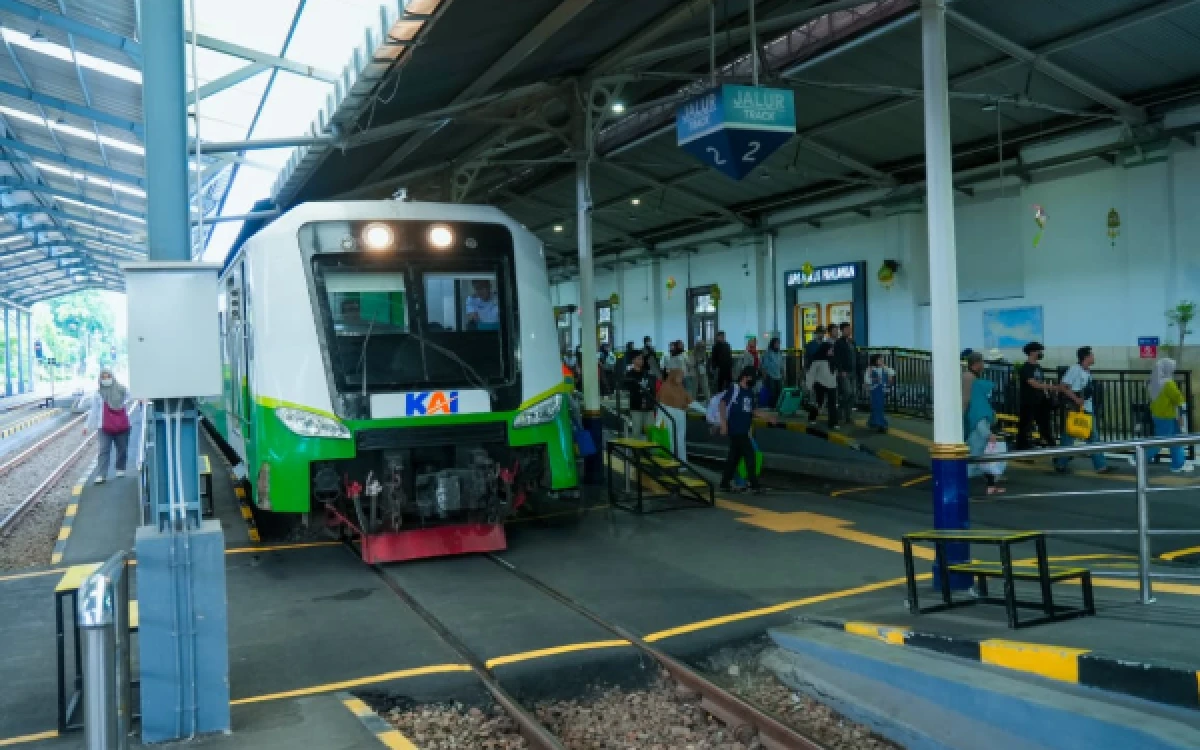 Thumbnail Berita - Jadi Andalan, Commuter Line Surabaya Layani Ribuan Pelanggan Arus Balik Lebaran 2026