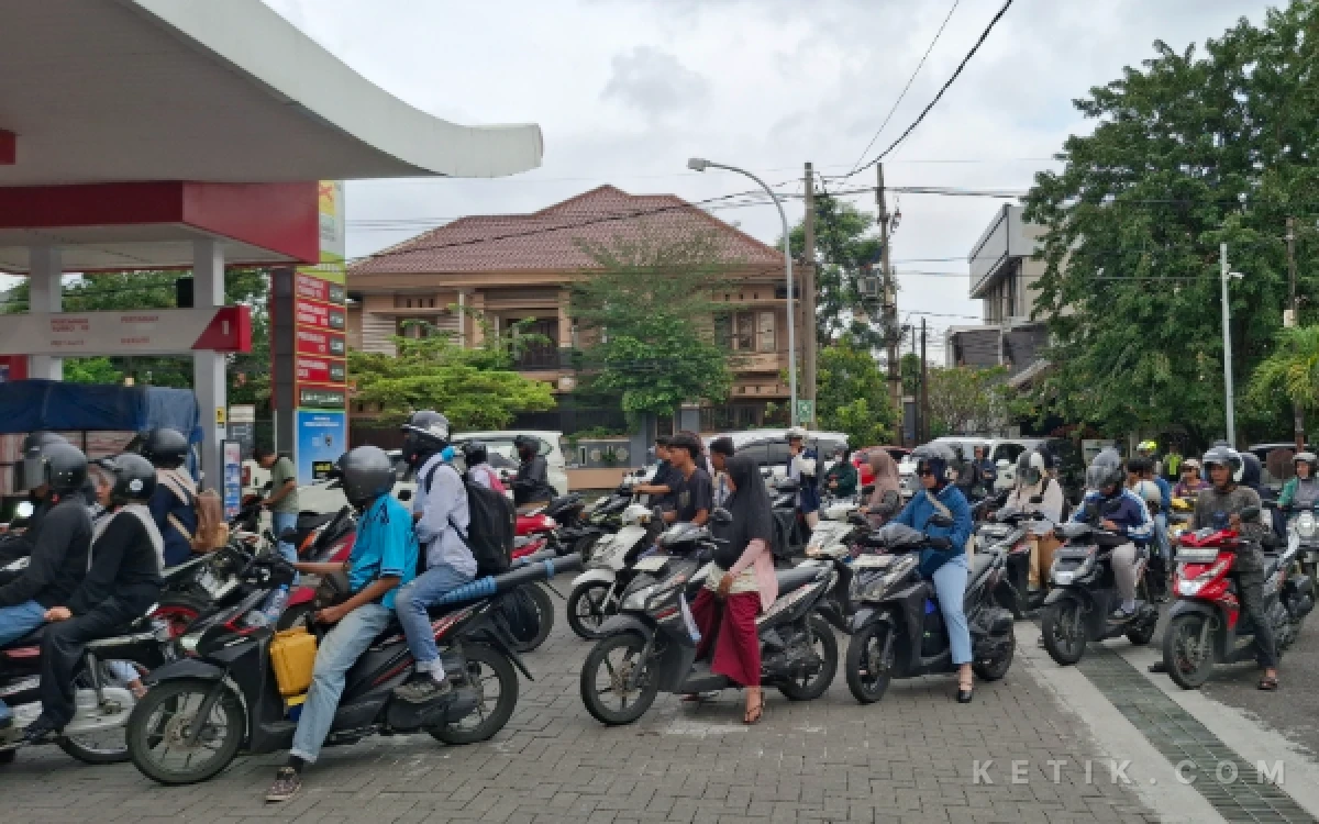 Thumbnail Berita - Termakan Isu Kenaikan BBM! Antrean Kendaraan Mengular di Sejumlah SPBU di Surabaya