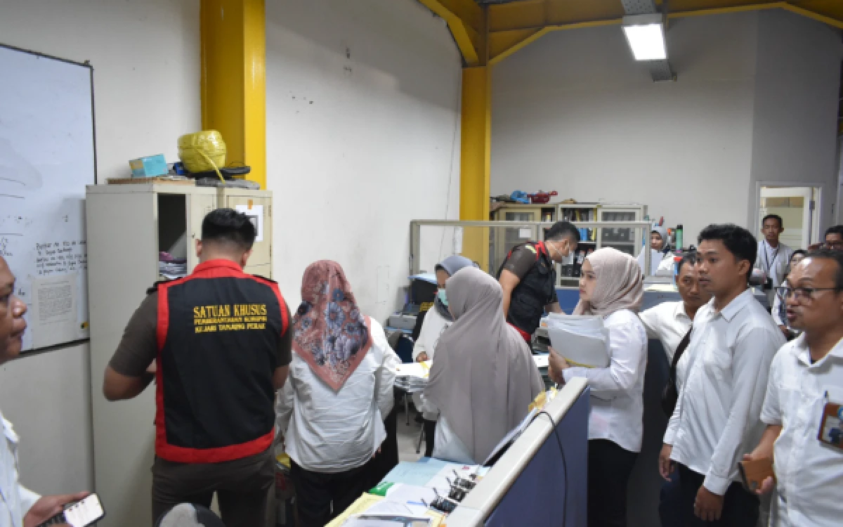 Thumbnail Berita - Kejari Tanjung Perak Geledah Kantor PD Pasar Surya, Penyidik Sita 223 Dokumen