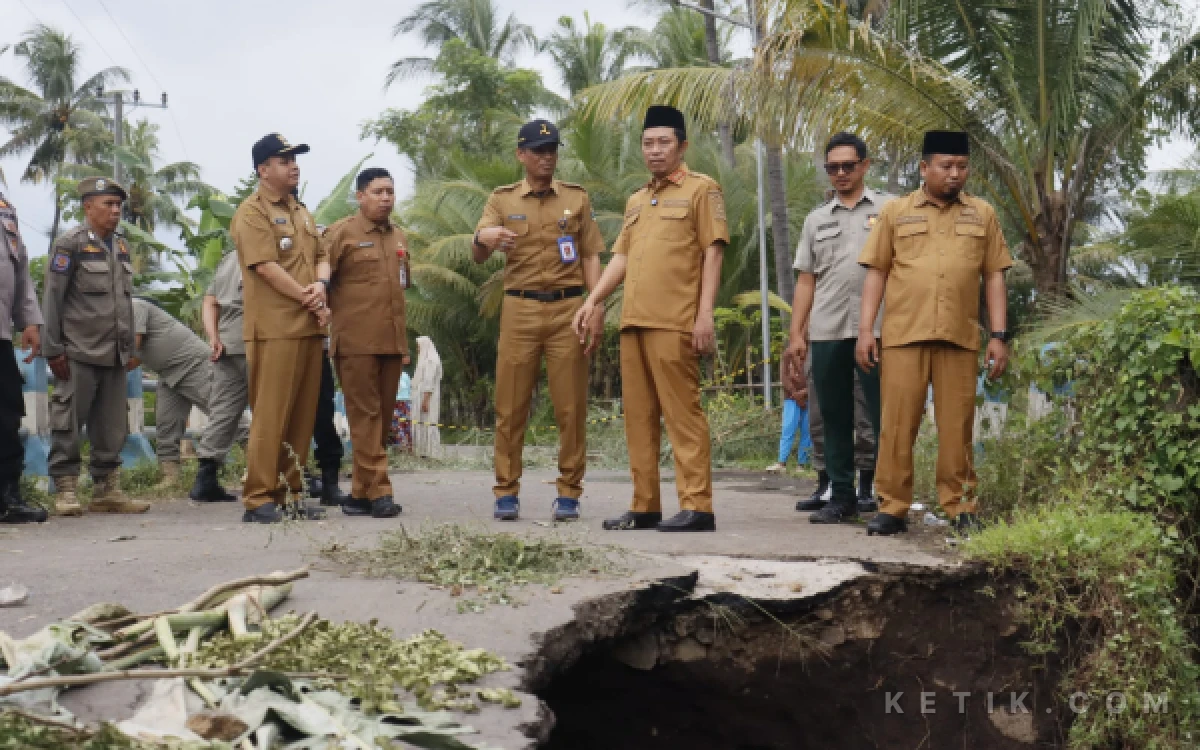 Thumbnail Berita - Jembatan Ambruk Picu Tiga Jalur di Prajekan Bondowoso Putus, Solusi Permanen Disiapkan