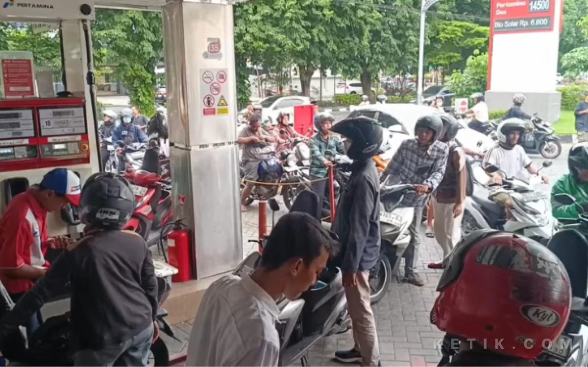 Thumbnail Berita - Antrean BBM Mengular di Surabaya, Penjualan SPBU Melonjak 70 Persen