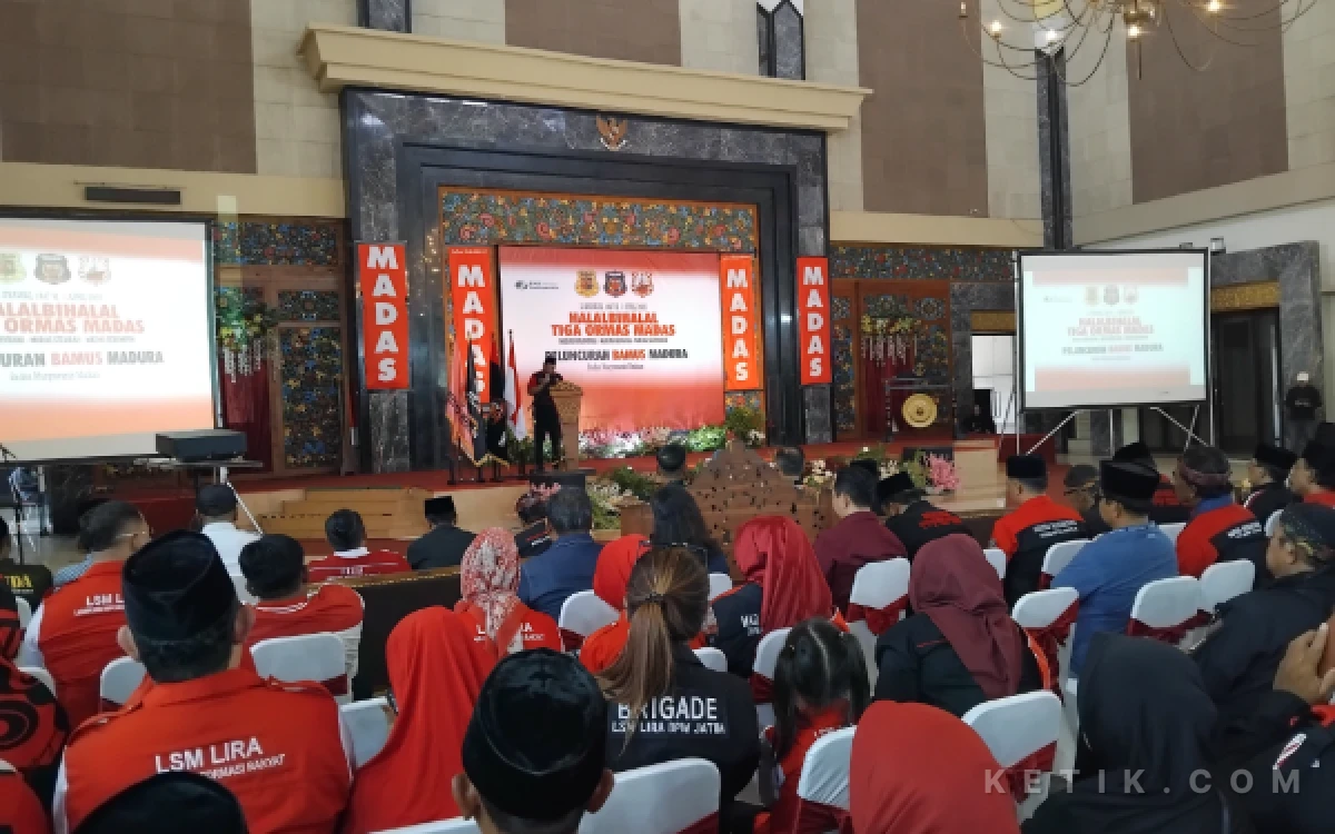 Thumbnail Berita - Hadiri Halalbihalal Bamus Madas di Bangkalan, Emil Dardak Dorong Madura Jadi Wilayah Investasi Aman