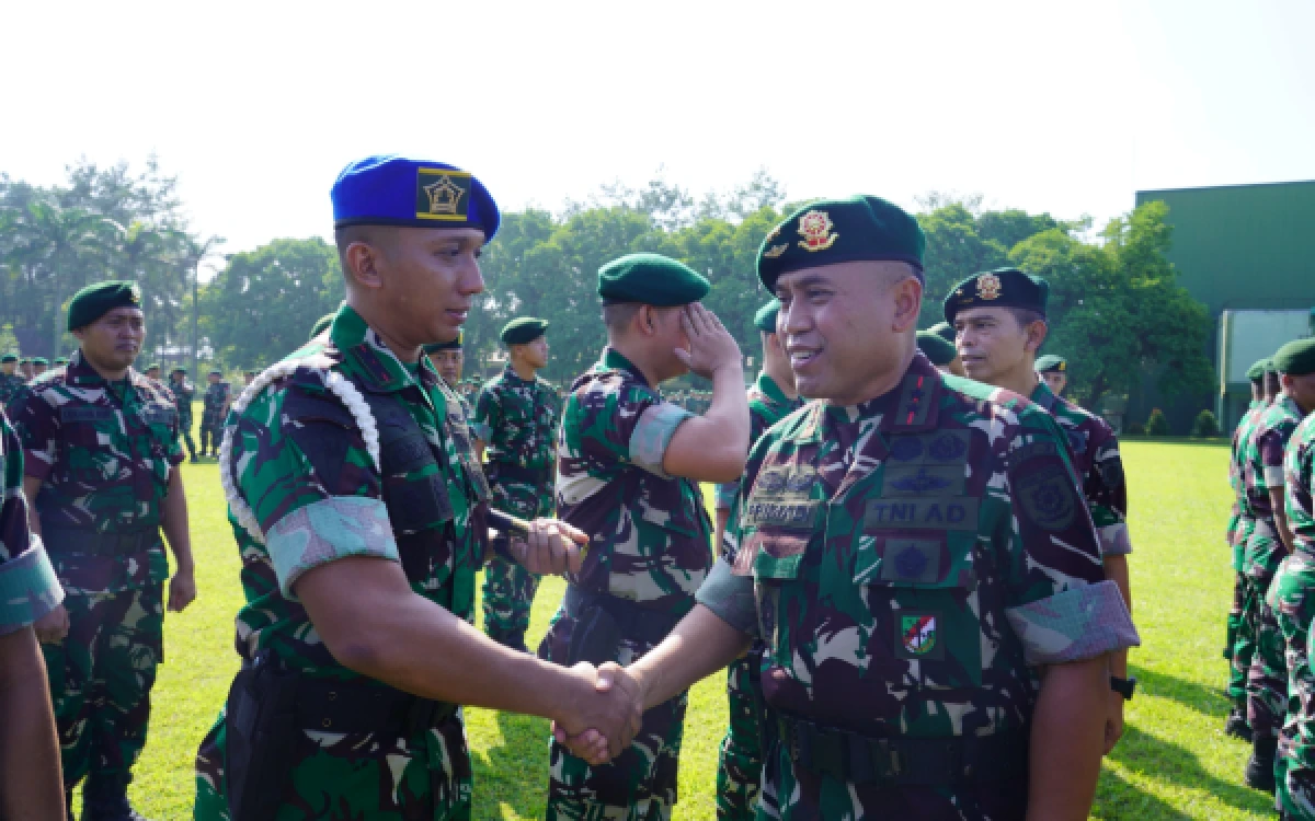Thumbnail Berita - Pimpin Upacara Kenaikan Pangkat dan Halalbihalal, Pangdivif 2 Kostrad Tekankan Disiplin dan Profesionalisme