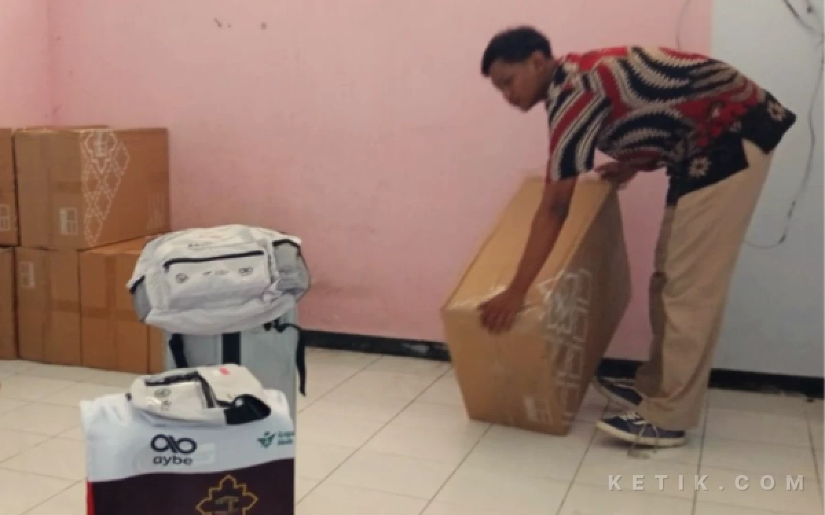 Kemenhaj Surabaya Bagikan 800 Unit Koper Jemaah Calon Haji Secara Bertahap