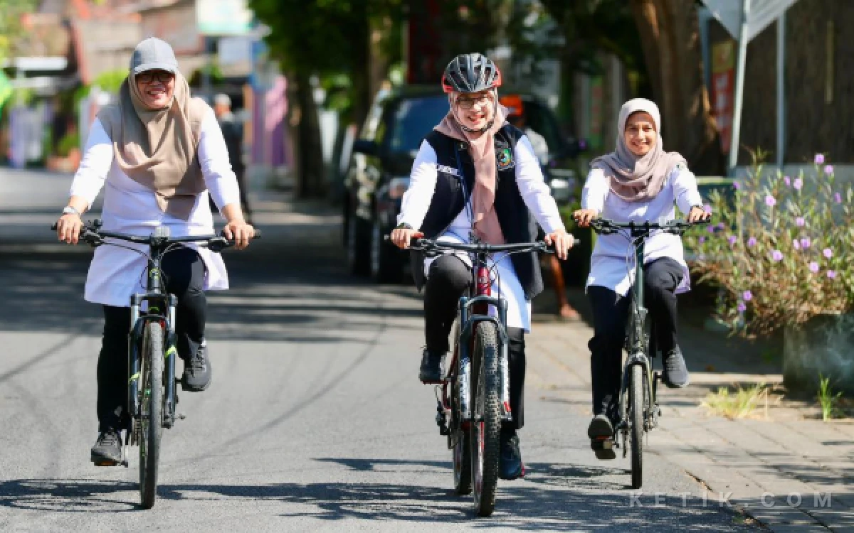 Thumbnail Berita - Bupati Banyuwangi Ajak ASN Hemat BBM dan Gunakan Sepeda ke Kantor