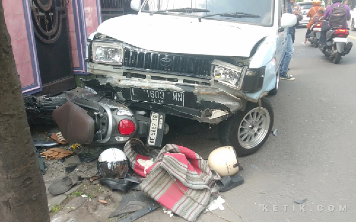 Thumbnail Berita - Diduga Hilang Kendali, Mobil Kijang Hantam Tiga Sepeda Motor di Kota Madiun