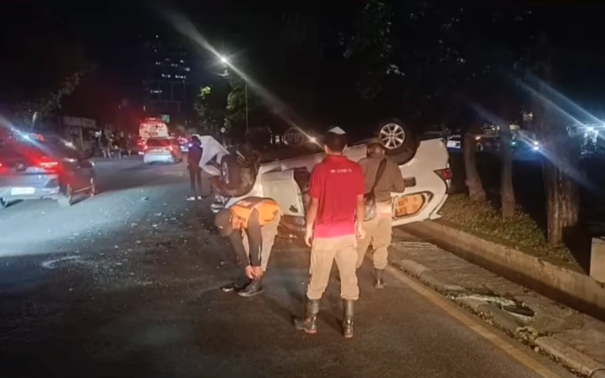 Thumbnail Berita - Mobil Terguling di Jalan Perak Barat, Tim Call 112 Lakukan Penanganan di Lokasi