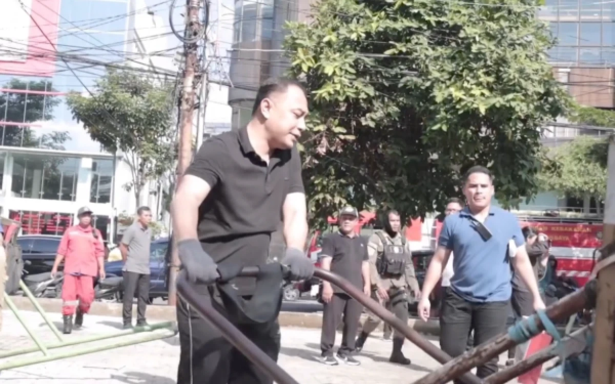 Thumbnail Berita - Eri Cahyadi Sidak TPS Rangkah: Turun Tangan Sapu Sampah dan Tetapkan Standar Baru Operasional