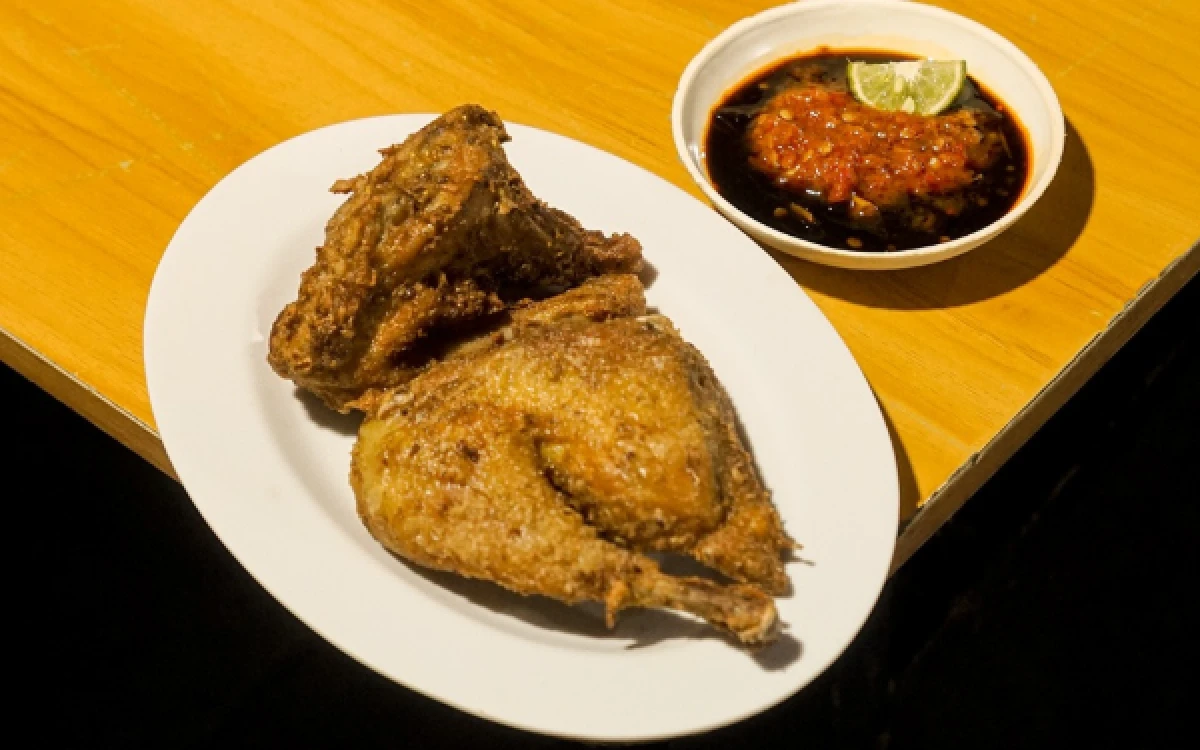 Thumbnail Berita - Buka di Perempatan Kesatrian, Ayam Goreng Malabar Jadi Buruan Baru Pecinta Kuliner Malang