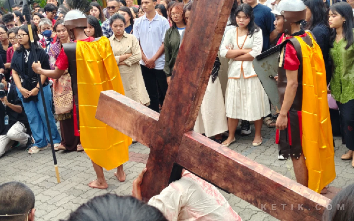 Thumbnail Berita - Ribuan Umat Hadiri Visualisasi Jalan Salib, Resapi Pengorbanan Yesus Kristus
