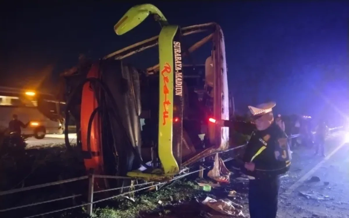 Thumbnail Berita - Kecelakaan Bus Restu di Tol Jombang–Mojokerto, 1 Penumpang Tewas 11 Luka Berat