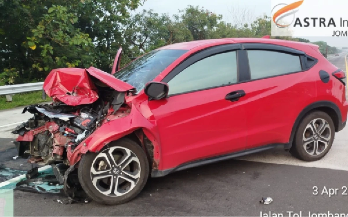 Thumbnail Berita - Sopir Diduga Mengantuk, HR-V Tabrak Truk Tangki Pertamina di Tol Jombang KM 697