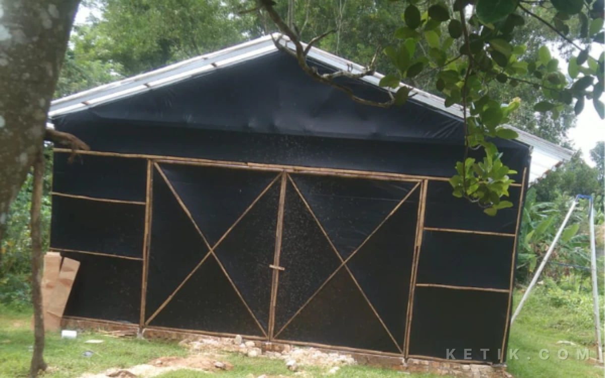 Thumbnail Berita - Penampungan Kotoran Ayam di Bunten Barat Diduga Cemari Lingkungan, DLH Sampang Akan Lakukan Pengecekan