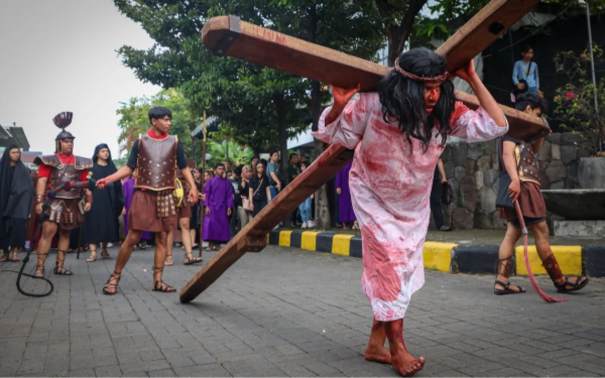 Thumbnail Berita - Umat Katolik Hayati Jalan Salib di Gereja Roh Kudus Gunung Anyar Surabaya