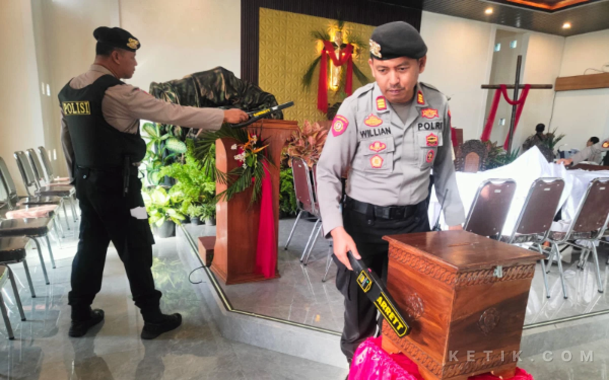 Thumbnail Berita - Sterilisasi Ketat hingga Pengawasan Total, Kapolres Bondowoso Pastikan Ibadah GKJW Aman