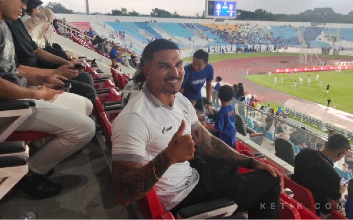 Thumbnail Berita - Di Tengah Krisis Bek Arema FC, Sosok Bek Pilihan Sir Alex Ferguson Hadir di Stadion Kanjuruhan