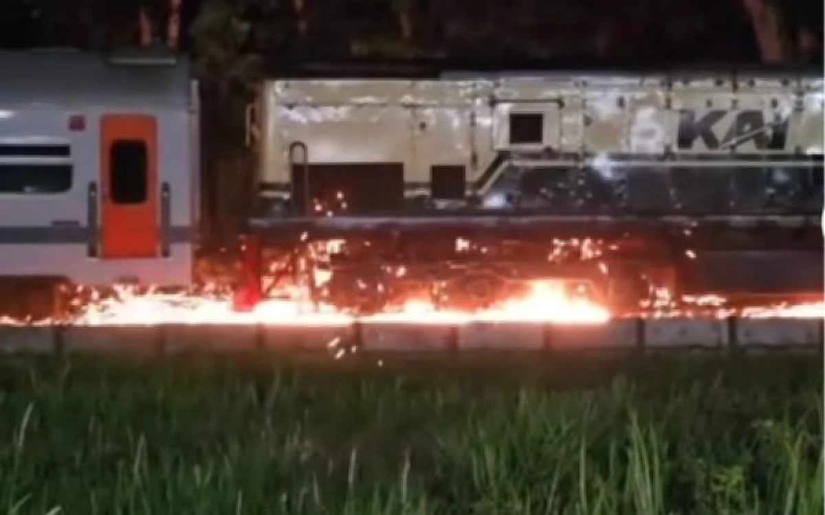 Thumbnail Berita - Video Percikan Api Lokomotif Viral di TikTok, KAI Pastikan Bukan Kebakaran