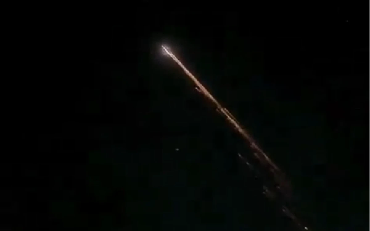 Thumbnail Berita - Dugaan Roket atau Meteor Melintas di Langit Lampung Hebohkan Warga