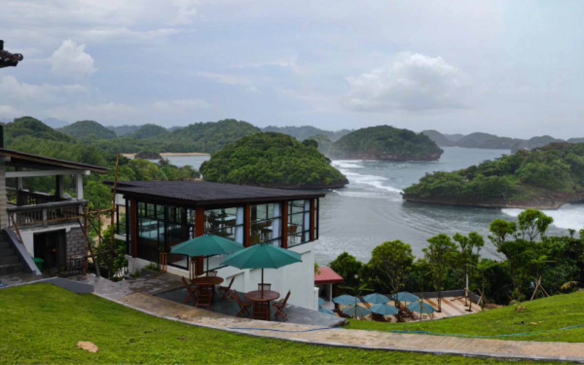 Thumbnail Berita - Sri Maha Resort, Sensasi Menginap ala Raja Ampat di Malang Selatan