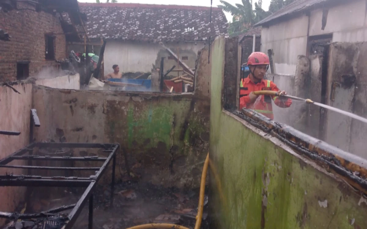 Thumbnail Berita - Kebakaran di Permukiman Padat Jember, 3 Rumah Terdampak, Kerugian Capai Rp100 Juta