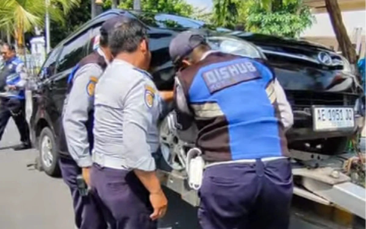 Tegas! Dishub Kota Madiun Tertibkan Kendaraan yang Melanggar Rambu