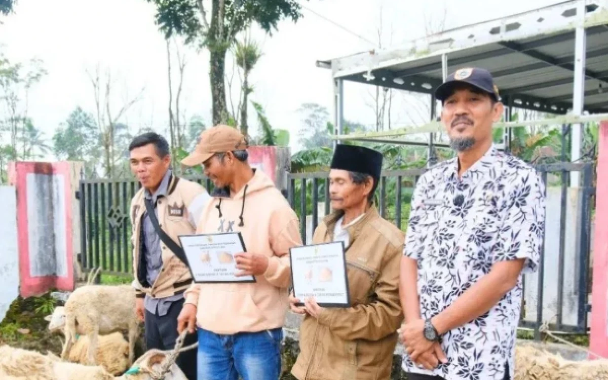 Distanparik Pemalang Salurkan Bantuan Ternak dan Benih Ikan untuk Korban Bencana
