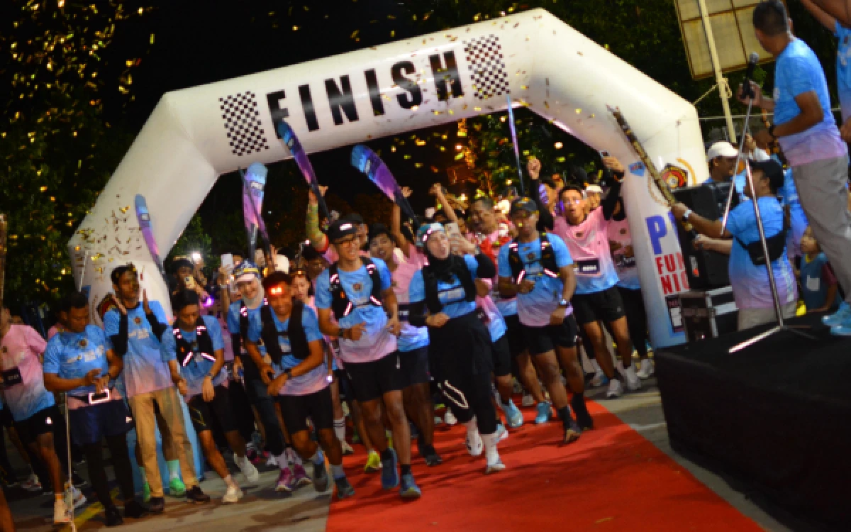 Thumbnail Berita - Semarak Puncak HPN 2026 di Tuban, Ratusan Pelari Ikuti PWI Fun Run Colour Night 2