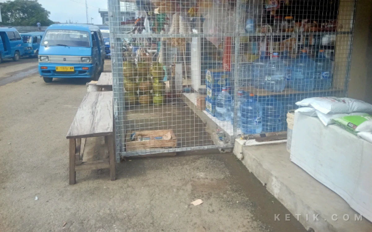 Thumbnail Berita - Kios di Terminal Lama Rangkasbitung 'Makan' Jalur, Aktivitas Angkutan Umum Terganggu