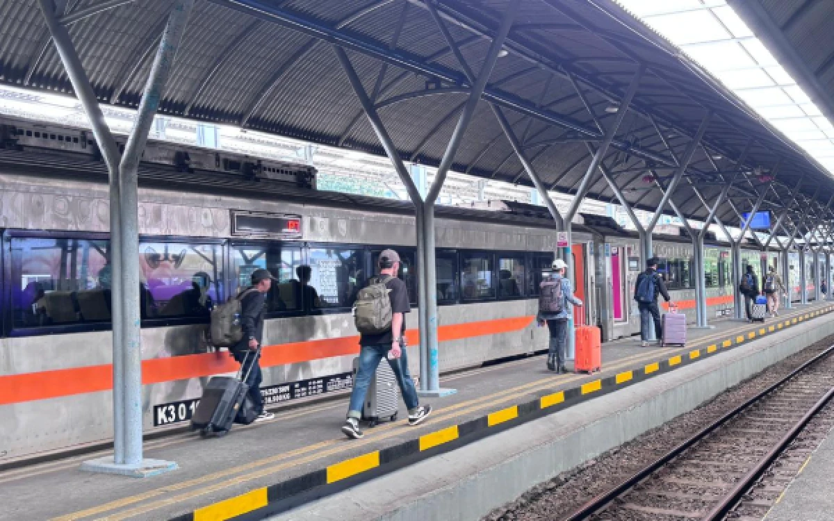 Thumbnail Berita - Tembus 1 Juta Orang, Capaian Fantastis KAI Daop 8 Selama Lebaran 2026