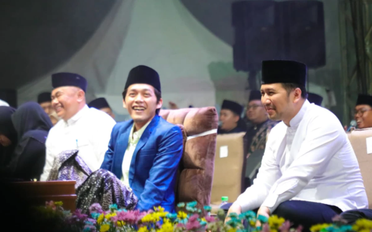 Thumbnail Berita - 21 Konfigurasi Drone di Langit Malam Surabaya! Gus Iqdam dan Wagub Jatim Luncurkan Talenta Digital di Al-Yasmin