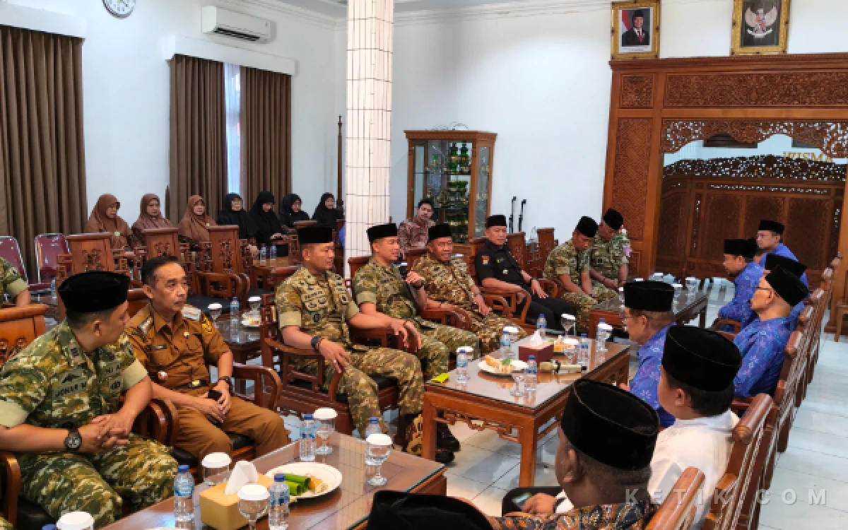 Thumbnail Berita - Dandim Kediri Sowan ke Ponpes Wali Barokah, Perkuat Semangat Bela Negara Kalangan Santri