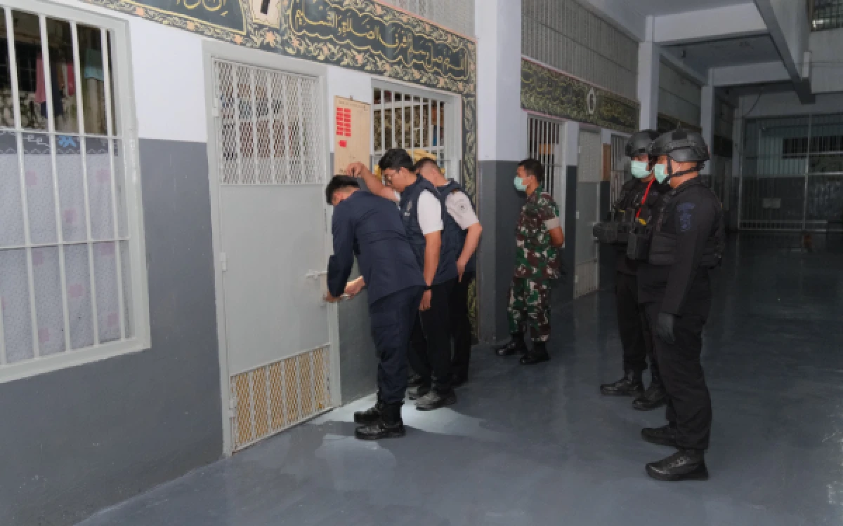 Thumbnail Berita - Razia Gabungan di Lapas Kelas I Malang, Sejumlah Barang Terlarang Diamankan