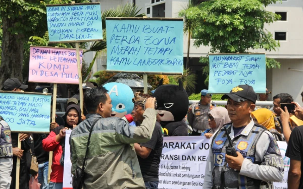 Thumbnail Berita - [FOTO] FRMJ Demo Pemkab dan DPRD Jombang: Masyarakat Disuruh Irit BBM, Pejabat Foya-Foya!