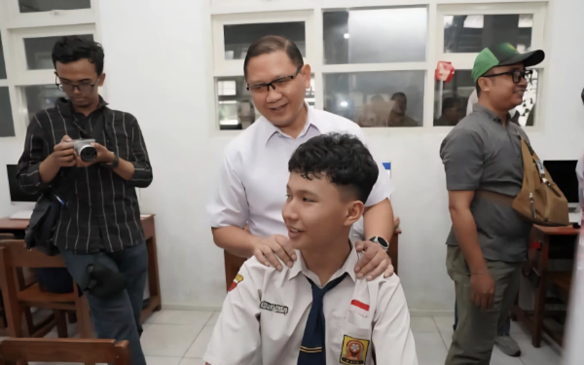 Thumbnail Berita - Dampingi Mendikdasmen ke SMPN 1 Surabaya! Kadisdik Jatim: TKA Jadi Upaya Petakan Kemampuan Akademik Siswa