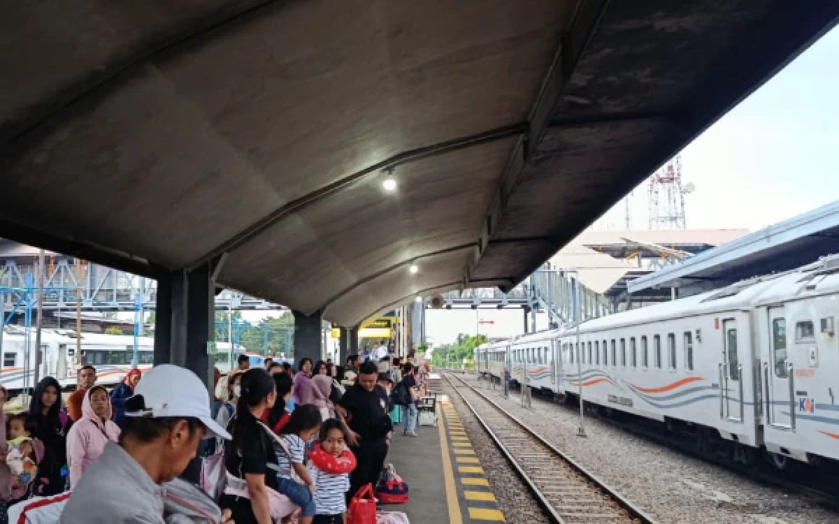 Thumbnail Berita - KA Bangunkarta Anjlok di Brebes, Kedatangan Kereta di Stasiun Malang Alami Keterlambatan