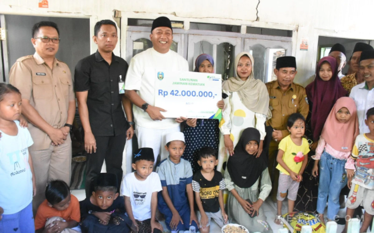 Thumbnail Berita - Bupati Situbondo dan Kepala BPJS Ketenagakerjaan Salurkan Santunan JKM ke Rumah Almarhum Guru Ngaji