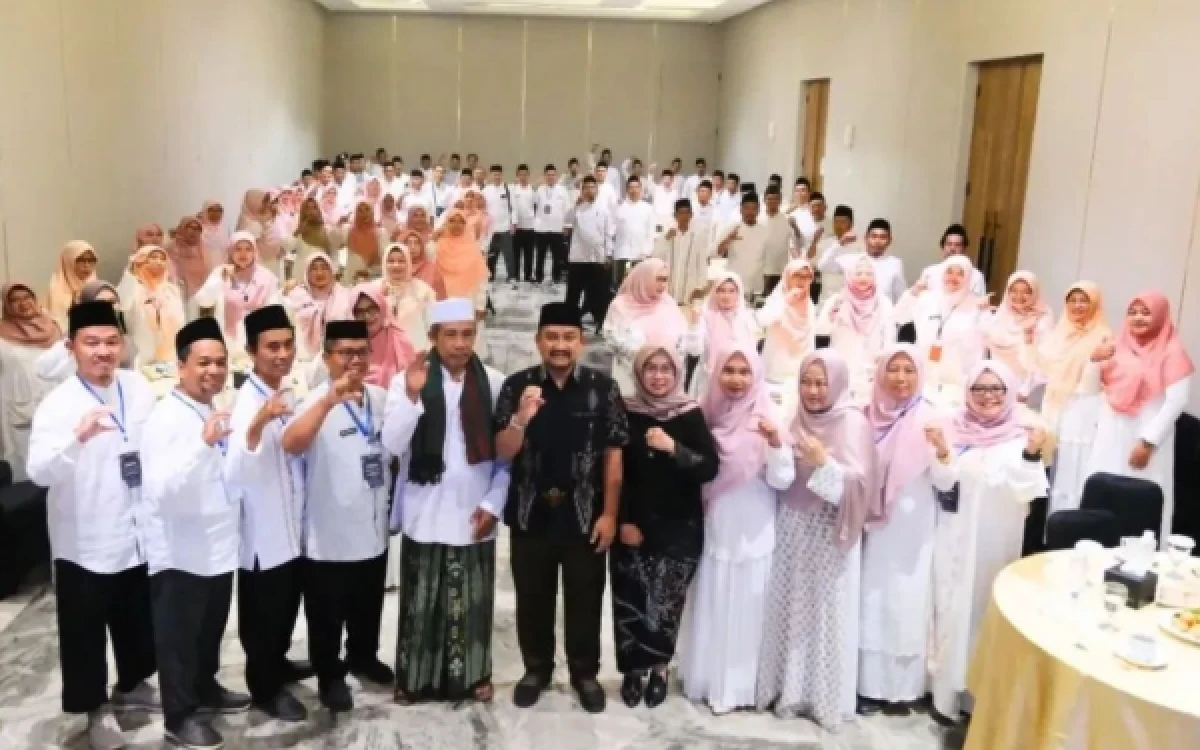 Thumbnail Berita - Hadiri Halalbihalal MKKS SMP, Bupati Pemalang Ingatkan Bahaya Konten Negatif di Era Digital