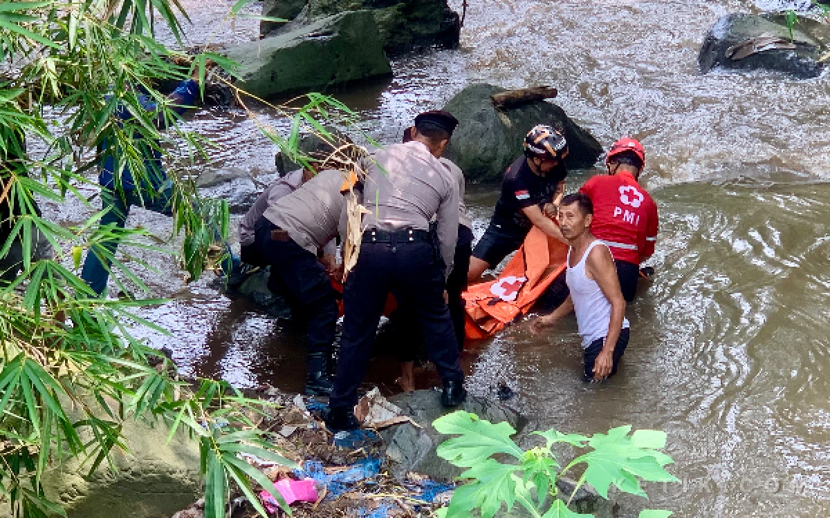 Thumbnail Berita - Niat Buang Sampah, Warga Dikejutkan Penemuan Jenazah di Sungai Kaliputih Kota Batu