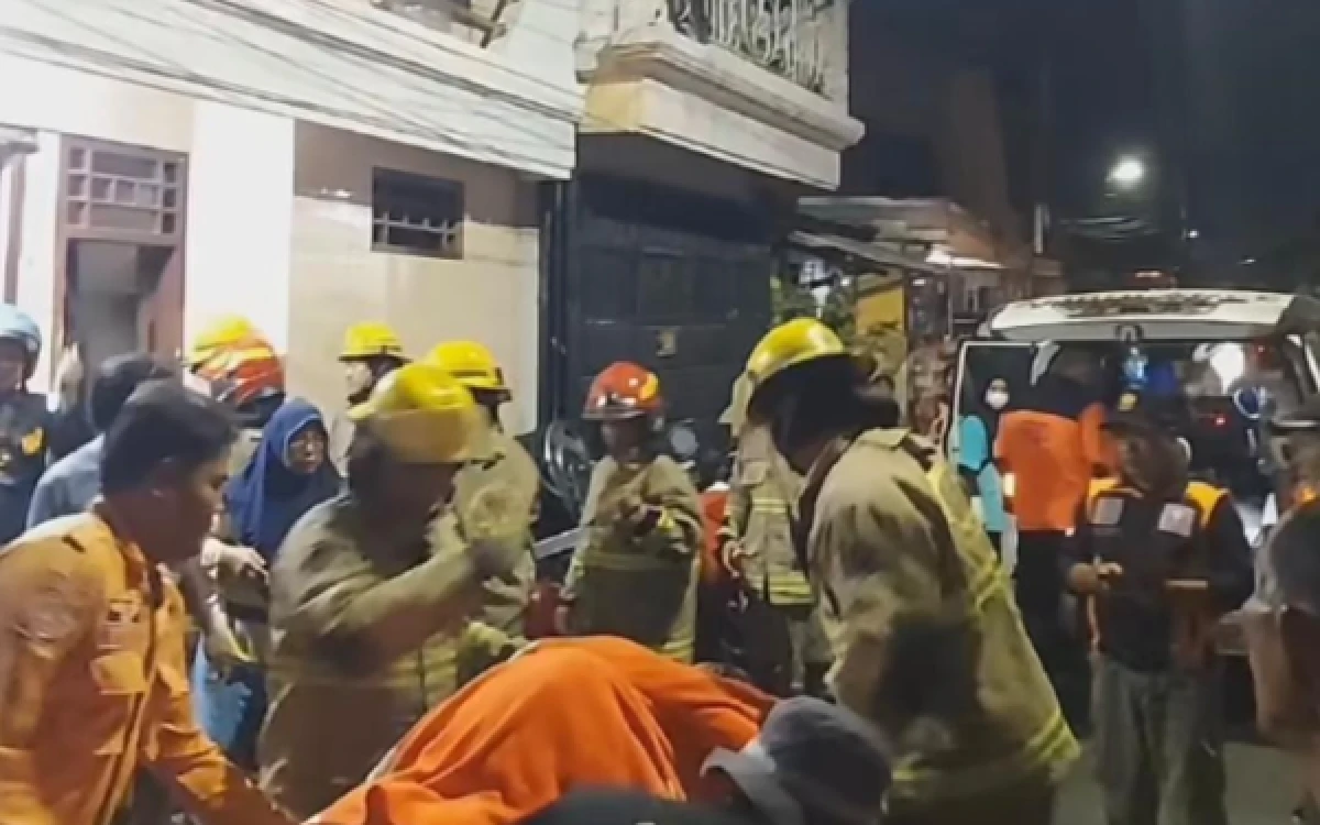 Thumbnail Berita - Kebakaran Rumah di Jalan Babadan Surabaya, Dua Korban Dilarikan ke RSUD Dr. Soetomo