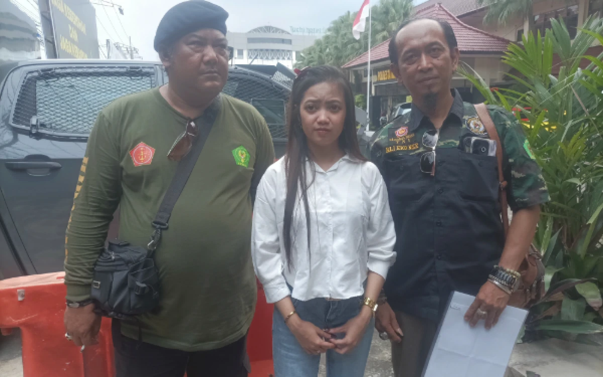 Thumbnail Berita - Terungkap Setelah Nikah Siri, Suami yang Lunasi Utang dan Janjikan Lamborghini Ternyata Wanita! Kok Bisa?