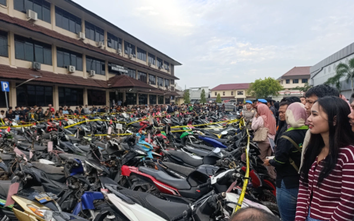 Thumbnail Berita - Ratusan Motor dan Mobil Curian Dipulangkan, Warga Sumsel Semringah