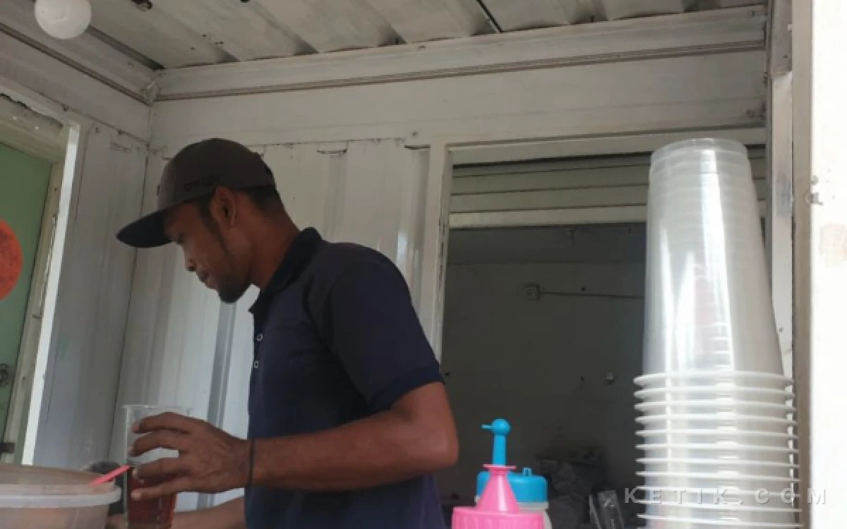 Thumbnail Berita - Imbas Konflik Timur Tengah, Harga Plastik Melejit Bikin Pedagang Menjerit