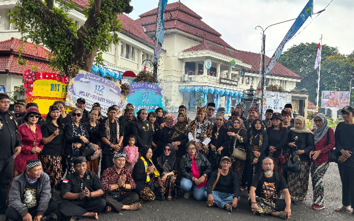 Thumbnail Berita - Sebut Mirip Kostum Karnaval, Pelaku Budaya Minta Usulan Baju Khas Malang Dikaji Ulang