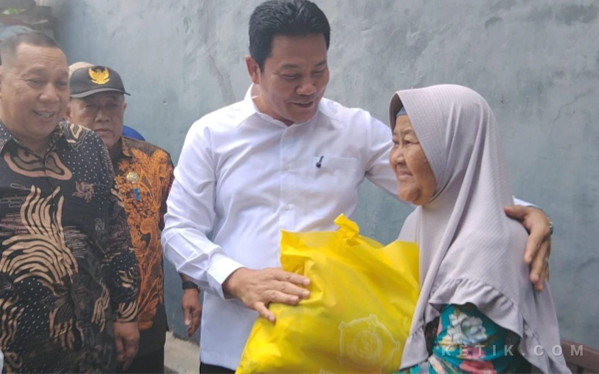 Thumbnail Berita - Bupati Subandi Bantu Rehab Rumah dan Kursi Roda untuk Lansia di Waru