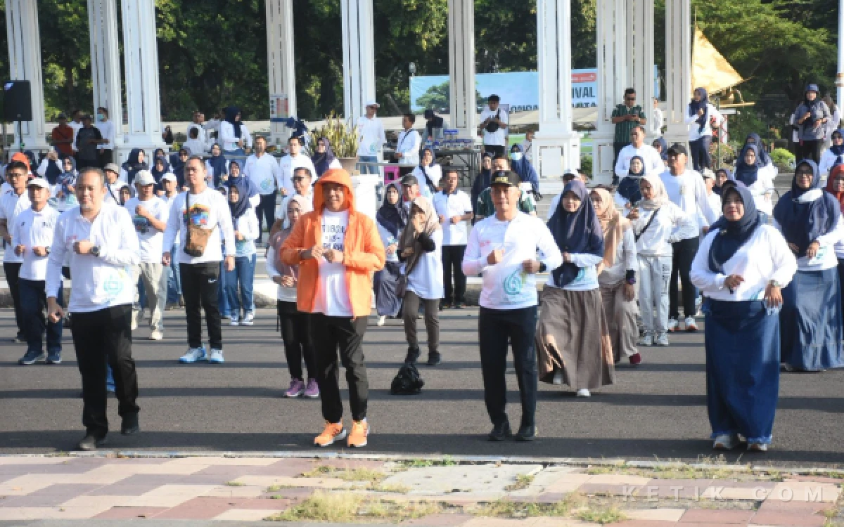 Thumbnail Berita - Bupati Situbondo dan Kepala BKN Senam dan Tanam Pohon Bersama Ratusan ASN