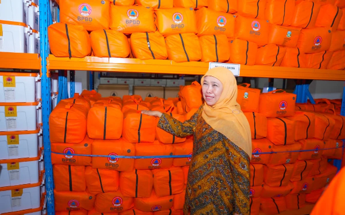 Thumbnail Berita - Gubernur Khofifah Wajibkan Sistem FIFO Digital, Cegah Logistik Bencana Kedaluwarsa